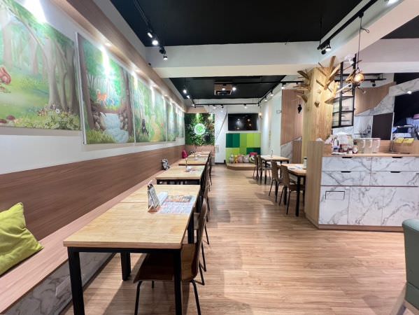 森林小徑健行店用餐环境